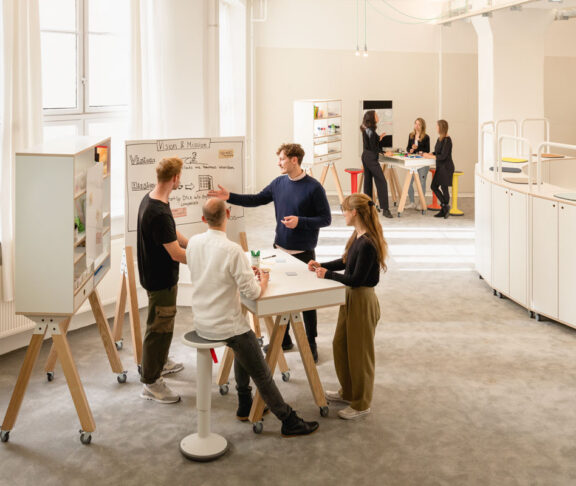 WHATIFWEFLY; Milieu; WHATIFWEFLY im Raum; WHATIFWEFLY in the room; Agiles Arbeiten; agile wor