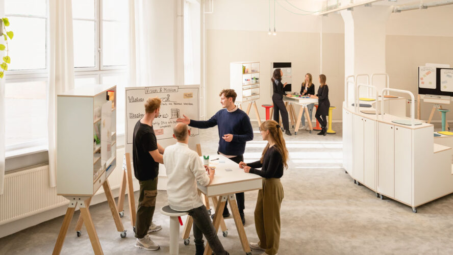 WHATIFWEFLY; Milieu; WHATIFWEFLY im Raum; WHATIFWEFLY in the room; Agiles Arbeiten; agile wor