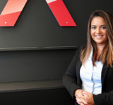 Melissa de la Cruz vor Leasys Logo