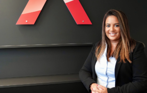 Melissa de la Cruz vor Leasys Logo