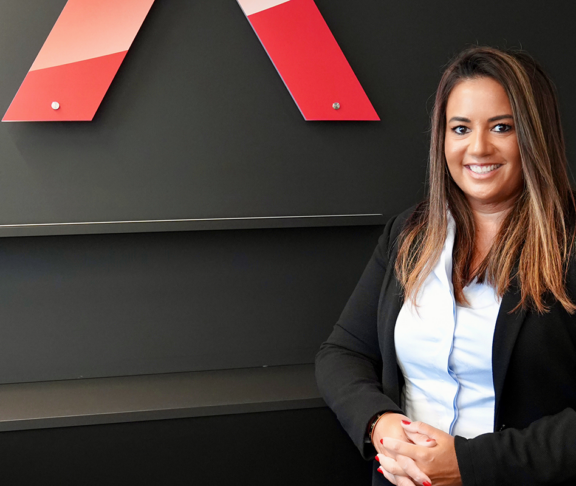 Melissa de la Cruz vor Leasys Logo
