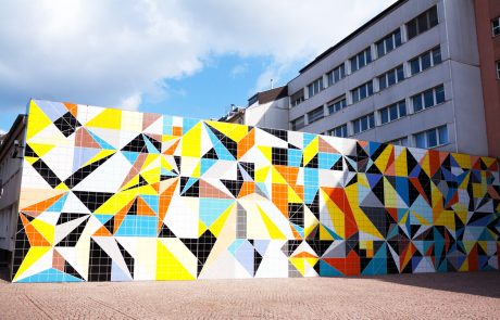 Farbenprächtigen gefliesten Wand hinter K20-Museum in Düsseldorf. Nach der Vorlage von Paul Klee