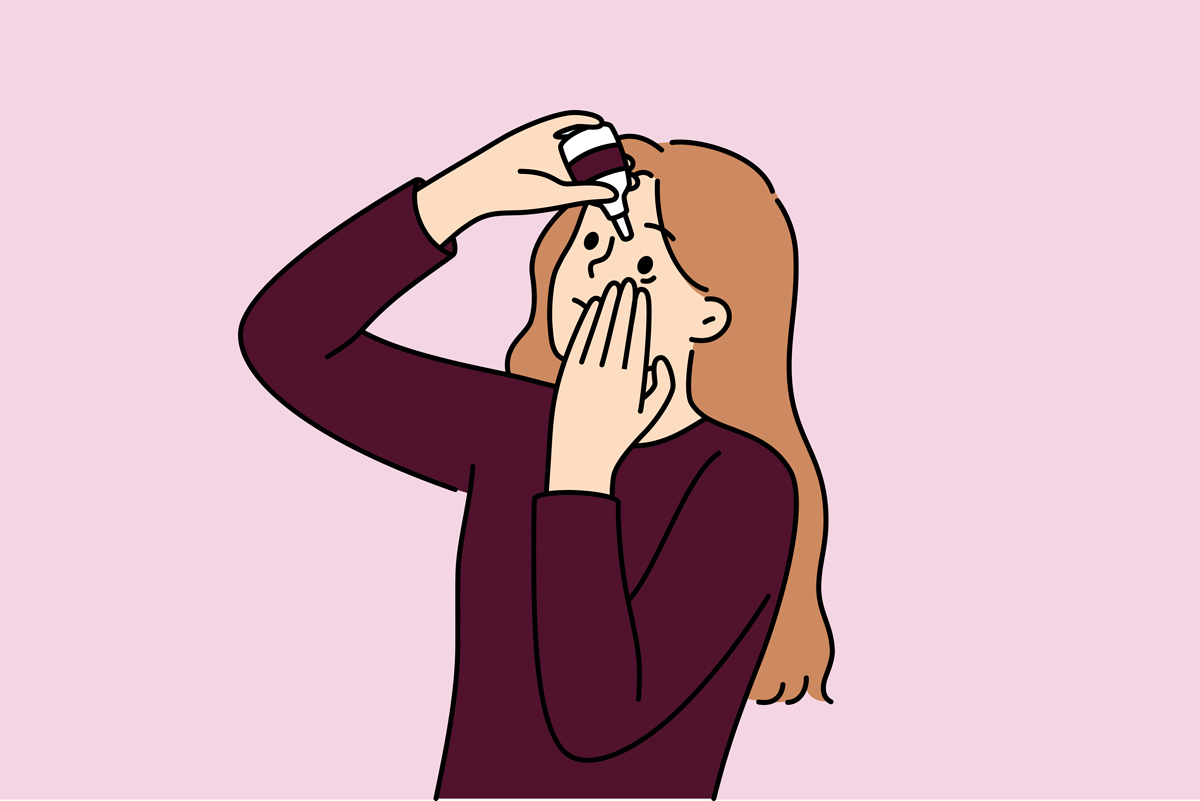 Frau tropft sich Auge ein