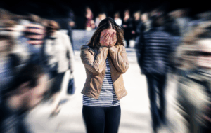 Stress, Angst, Angst oder Panikattacken in der Öffentlichkeit. Frau mit psychischer Störung. Phobie der Menschenmenge. Schizophrenie, Agoraphobie oder Paranoia. Eine belebte Straße. Depressive introvertierte Person.