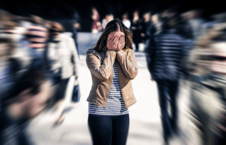 Stress, Angst, Angst oder Panikattacken in der Öffentlichkeit. Frau mit psychischer Störung. Phobie der Menschenmenge. Schizophrenie, Agoraphobie oder Paranoia. Eine belebte Straße. Depressive introvertierte Person.
