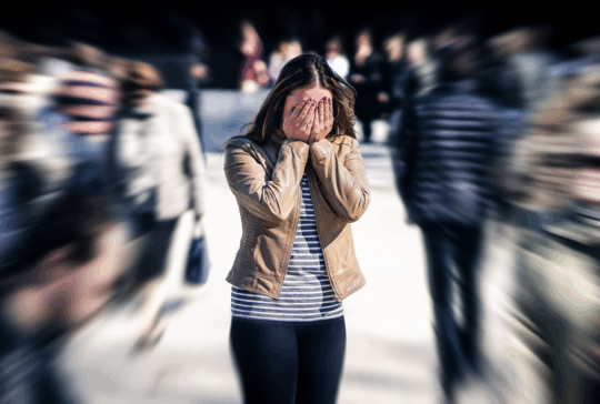 Stress, Angst, Angst oder Panikattacken in der Öffentlichkeit. Frau mit psychischer Störung. Phobie der Menschenmenge. Schizophrenie, Agoraphobie oder Paranoia. Eine belebte Straße. Depressive introvertierte Person.