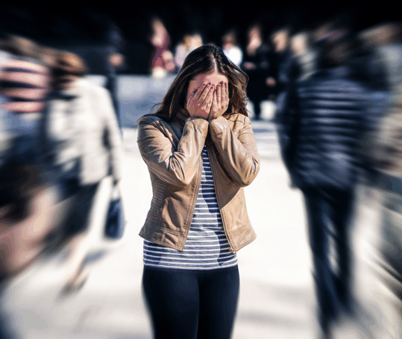 Stress, Angst, Angst oder Panikattacken in der Öffentlichkeit. Frau mit psychischer Störung. Phobie der Menschenmenge. Schizophrenie, Agoraphobie oder Paranoia. Eine belebte Straße. Depressive introvertierte Person.