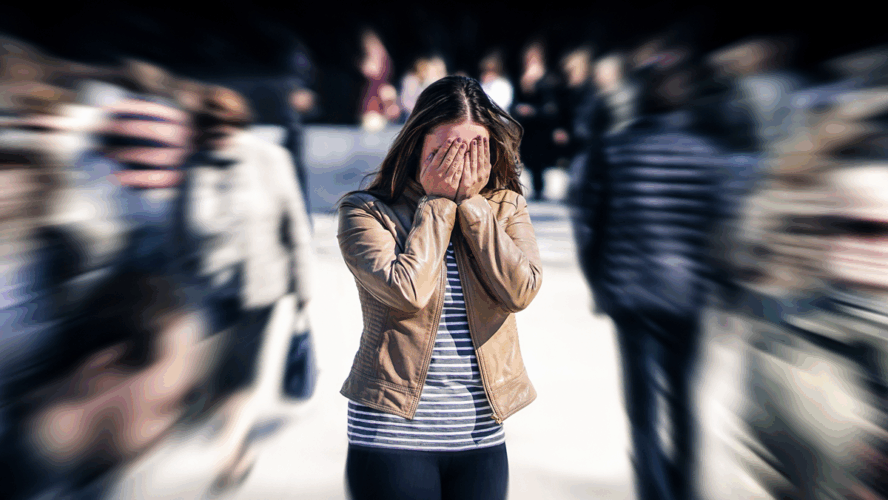 Stress, Angst, Angst oder Panikattacken in der Öffentlichkeit. Frau mit psychischer Störung. Phobie der Menschenmenge. Schizophrenie, Agoraphobie oder Paranoia. Eine belebte Straße. Depressive introvertierte Person.