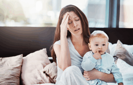 Mutter, Baby und Müde oder Stress in einem Wohnzimmer oder Bett mit Postpartum, Kopfschmerzen oder Angst. Depression, psychische Gesundheit und Brennen einer Frau oder Mutter mit einem Kind in einem ermüdeten Familienhaus