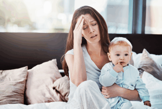 Mutter, Baby und Müde oder Stress in einem Wohnzimmer oder Bett mit Postpartum, Kopfschmerzen oder Angst. Depression, psychische Gesundheit und Brennen einer Frau oder Mutter mit einem Kind in einem ermüdeten Familienhaus