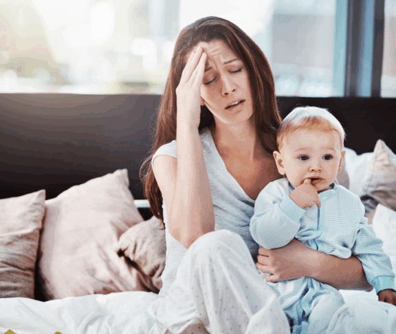 Mutter, Baby und Müde oder Stress in einem Wohnzimmer oder Bett mit Postpartum, Kopfschmerzen oder Angst. Depression, psychische Gesundheit und Brennen einer Frau oder Mutter mit einem Kind in einem ermüdeten Familienhaus