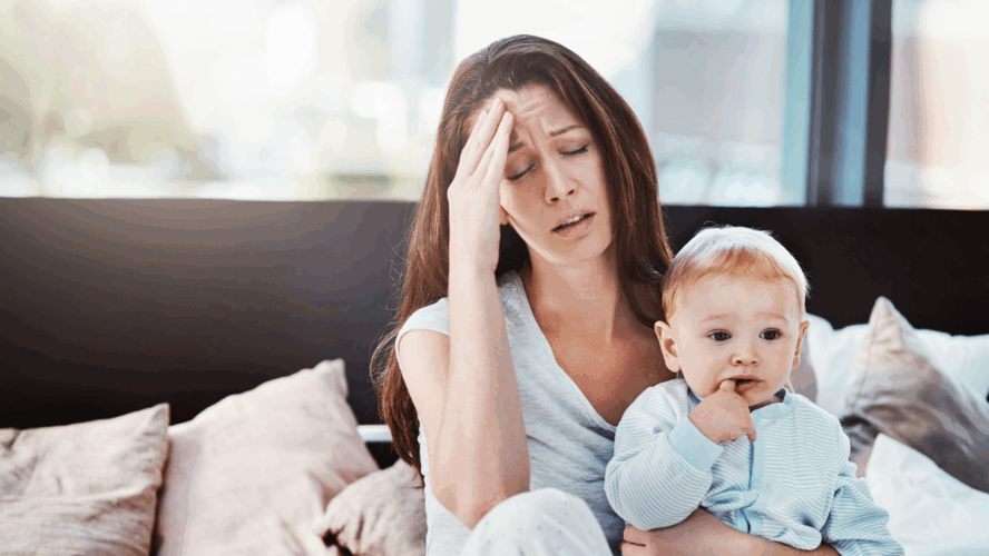 Mutter, Baby und Müde oder Stress in einem Wohnzimmer oder Bett mit Postpartum, Kopfschmerzen oder Angst. Depression, psychische Gesundheit und Brennen einer Frau oder Mutter mit einem Kind in einem ermüdeten Familienhaus