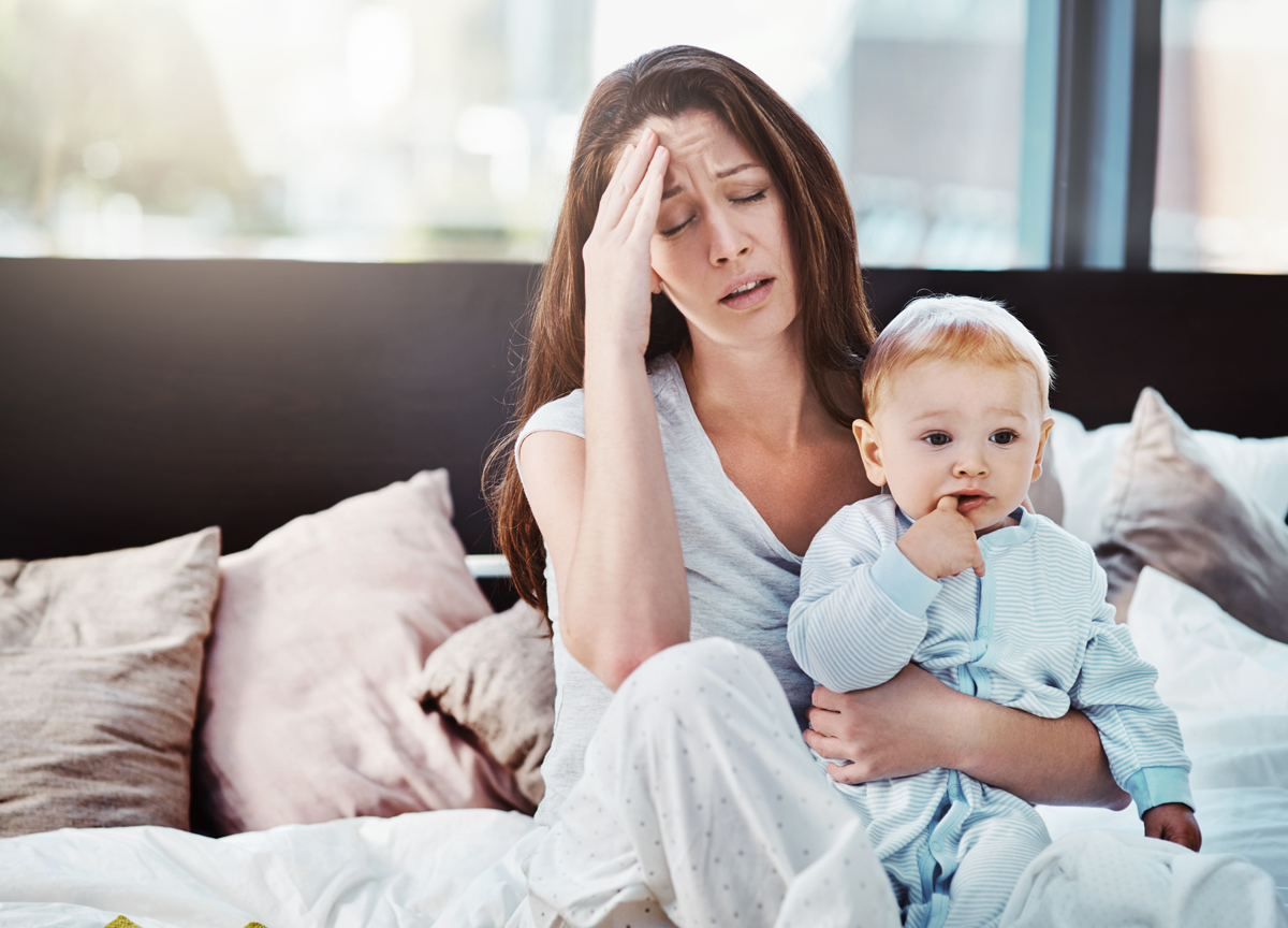 Mutter, Baby und Müde oder Stress in einem Wohnzimmer oder Bett mit Postpartum, Kopfschmerzen oder Angst. Depression, psychische Gesundheit und Brennen einer Frau oder Mutter mit einem Kind in einem ermüdeten Familienhaus