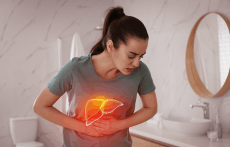 Kranke Frau leidet unter Schmerzen im Badezimmer und Illustration der ungesunden Leber. Hepatitis