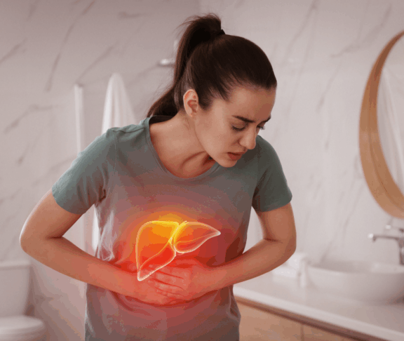 Kranke Frau leidet unter Schmerzen im Badezimmer und Illustration der ungesunden Leber. Hepatitis