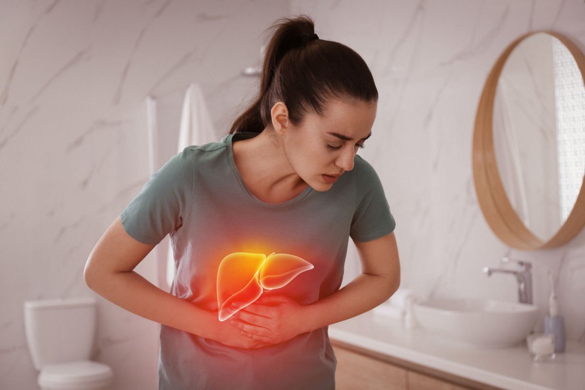 Kranke Frau leidet unter Schmerzen im Badezimmer und Illustration der ungesunden Leber. Hepatitis