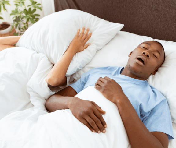 Gesundheitsprobleme, Tiefschlaf und Apnoe, Lärm und schlechte Nacht. Junger afrikanischer amerikaner kerl schnarchen, dame leiden und bedecken sie gesicht mit kissen so nicht hören mann im bett im schlafzimmer innenraum, leere raum