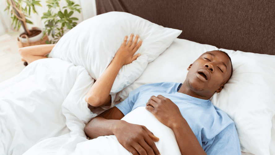 Gesundheitsprobleme, Tiefschlaf und Apnoe, Lärm und schlechte Nacht. Junger afrikanischer amerikaner kerl schnarchen, dame leiden und bedecken sie gesicht mit kissen so nicht hören mann im bett im schlafzimmer innenraum, leere raum