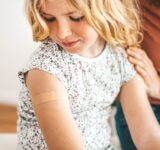 Kinder werden im Klinikraum geimpft - Kinderimpfung und Kindergesundheitskonzept