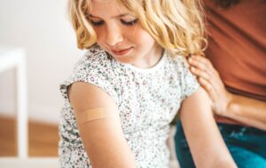 Kinder werden im Klinikraum geimpft - Kinderimpfung und Kindergesundheitskonzept