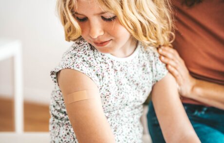 Kinder werden im Klinikraum geimpft - Kinderimpfung und Kindergesundheitskonzept