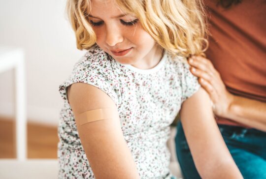 Kinder werden im Klinikraum geimpft - Kinderimpfung und Kindergesundheitskonzept