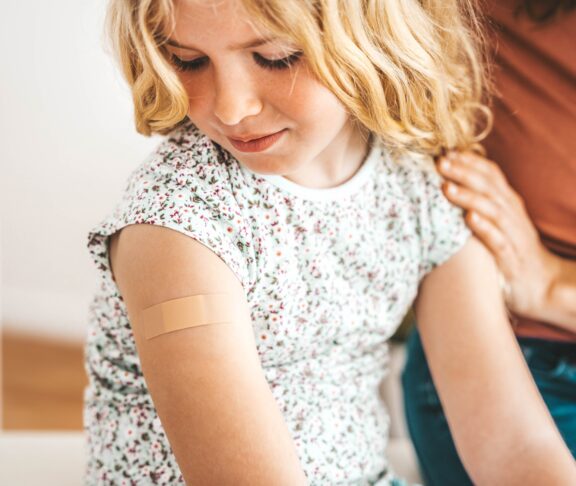 Kinder werden im Klinikraum geimpft - Kinderimpfung und Kindergesundheitskonzept