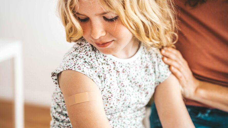 Kinder werden im Klinikraum geimpft - Kinderimpfung und Kindergesundheitskonzept