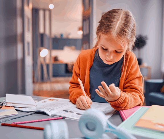 Kinder lernen Mathematik. Pensive blonde Mädchen sitzt am Desktop und löst arithmetische Aufgaben, während sie auf Finger zählt. Independent Kid entwickelt mentale Fähigkeiten und verbessert die Abrechnung im Kopf.