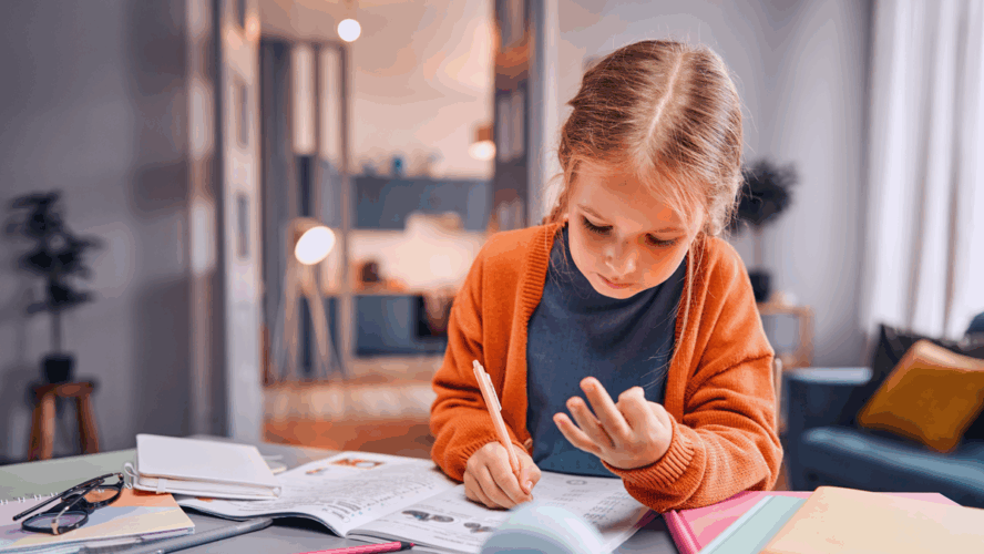 Kinder lernen Mathematik. Pensive blonde Mädchen sitzt am Desktop und löst arithmetische Aufgaben, während sie auf Finger zählt. Independent Kid entwickelt mentale Fähigkeiten und verbessert die Abrechnung im Kopf.