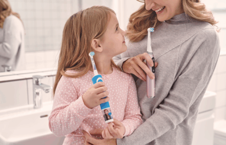 Kinder mit Familie und Oral B Zahnbürste