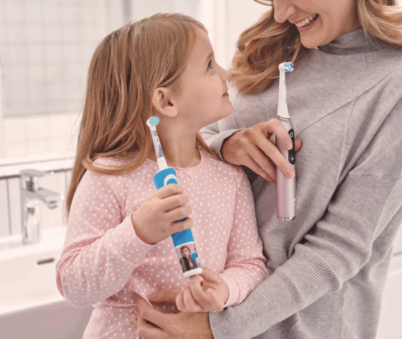 Kinder mit Familie und Oral B Zahnbürste