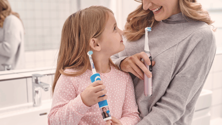 Kinder mit Familie und Oral B Zahnbürste