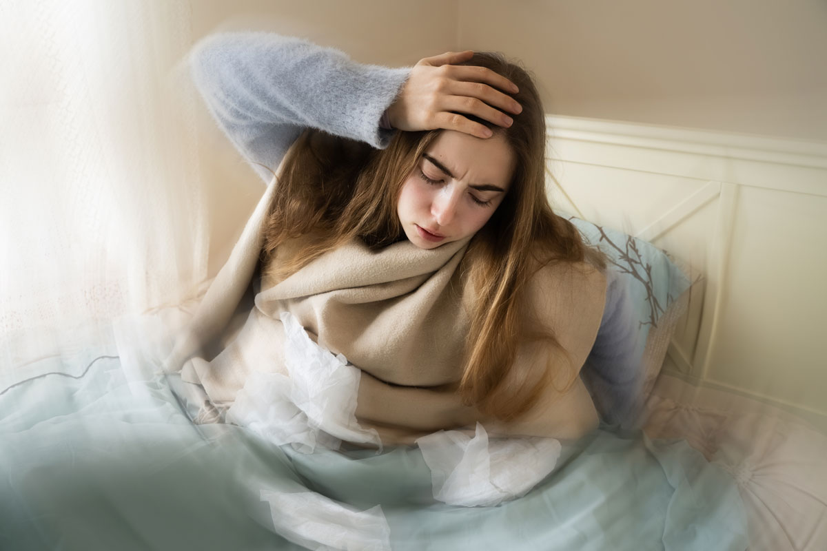 Kranke junge weiße Frau, die aus dem Bett steigt, ihren Kopf aufgrund von Schwindel, Migräne, Schwindel, Kopfschmerzen im Schlafzimmer zu Hause hält. Saisonale Kälteerscheinungen, Grippeepidemie, Fieber, Krankheit, Krankheit, Unwohlsein.