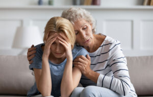 Wir werden es überwinden, lieber Schatz. ängstlich liebevolle, heimatliche Mutter beruhigend, tränkend unterstützende, depressive erwachsene Tochter leidet an schlechten Tag, Gesundheit oder Arbeitsschwierigkeiten, gefährliche Diagnose, Scheidung