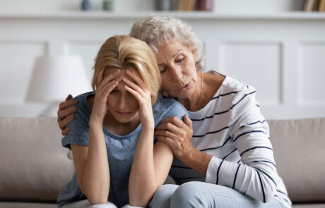 Wir werden es überwinden, lieber Schatz. ängstlich liebevolle, heimatliche Mutter beruhigend, tränkend unterstützende, depressive erwachsene Tochter leidet an schlechten Tag, Gesundheit oder Arbeitsschwierigkeiten, gefährliche Diagnose, Scheidung