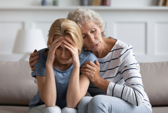 Wir werden es überwinden, lieber Schatz. ängstlich liebevolle, heimatliche Mutter beruhigend, tränkend unterstützende, depressive erwachsene Tochter leidet an schlechten Tag, Gesundheit oder Arbeitsschwierigkeiten, gefährliche Diagnose, Scheidung