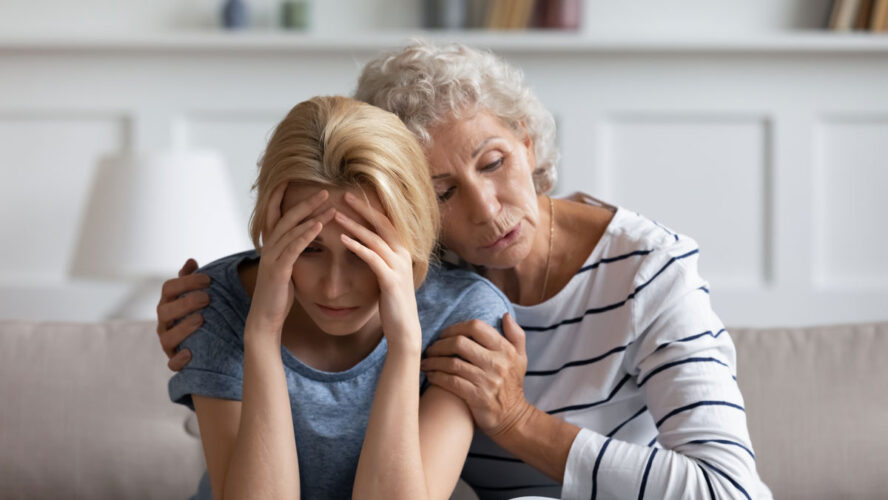 Wir werden es überwinden, lieber Schatz. ängstlich liebevolle, heimatliche Mutter beruhigend, tränkend unterstützende, depressive erwachsene Tochter leidet an schlechten Tag, Gesundheit oder Arbeitsschwierigkeiten, gefährliche Diagnose, Scheidung