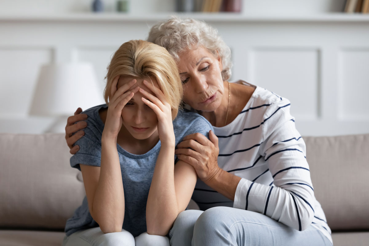 Wir werden es überwinden, lieber Schatz. ängstlich liebevolle, heimatliche Mutter beruhigend, tränkend unterstützende, depressive erwachsene Tochter leidet an schlechten Tag, Gesundheit oder Arbeitsschwierigkeiten, gefährliche Diagnose, Scheidung