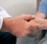 Arzt, der die Hände hält und den männlichen Patienten beruhigt. Medizinische Gesundheitsversorgung, Krankheitsdiagnose und Unterstützung bei der Kommunikation mit Empathie. Gesundheitstherapie, Psychotherapie, Wellnessberatung in der Klinik.