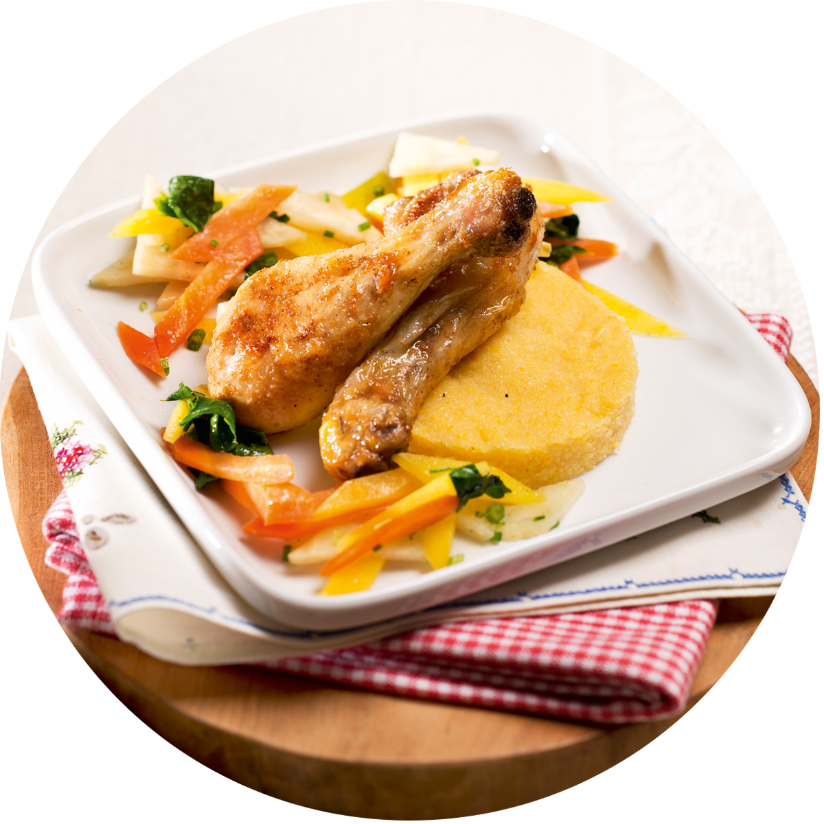 Gebratene Hühnerkeulen auf Polenta und Wurzelgemüse