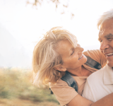 Älteres Pärchen umarmt sich