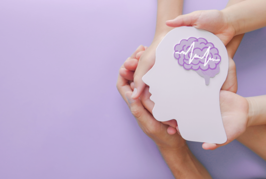 Erwachsene und Kinder, die eine Enzephalographie mit Gehirnausschnitt, Autismus, Schlaganfall, Epilepsie und Alzheimer-Bewusstsein, Krampfanfälle, Schlaganfall, ADHS, Weltsymbole