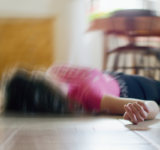 Frau, die zu Hause auf dem Boden liegt, Epilepsie, Bewusstlosigkeit, Ohnmacht, Schlaganfall, Unfall oder andere gesundheitliche Probleme, Gesundheitsversorgung und medizinisches Konzept