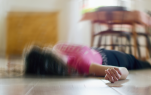 Frau, die zu Hause auf dem Boden liegt, Epilepsie, Bewusstlosigkeit, Ohnmacht, Schlaganfall, Unfall oder andere gesundheitliche Probleme, Gesundheitsversorgung und medizinisches Konzept