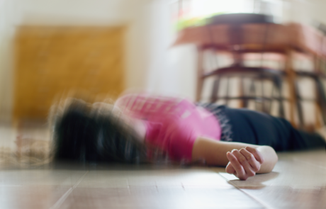 Frau, die zu Hause auf dem Boden liegt, Epilepsie, Bewusstlosigkeit, Ohnmacht, Schlaganfall, Unfall oder andere gesundheitliche Probleme, Gesundheitsversorgung und medizinisches Konzept