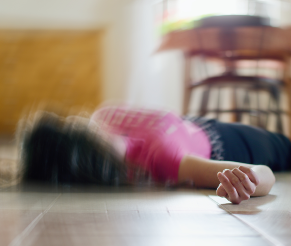 Frau, die zu Hause auf dem Boden liegt, Epilepsie, Bewusstlosigkeit, Ohnmacht, Schlaganfall, Unfall oder andere gesundheitliche Probleme, Gesundheitsversorgung und medizinisches Konzept