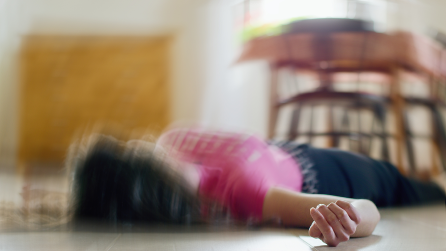 Frau, die zu Hause auf dem Boden liegt, Epilepsie, Bewusstlosigkeit, Ohnmacht, Schlaganfall, Unfall oder andere gesundheitliche Probleme, Gesundheitsversorgung und medizinisches Konzept