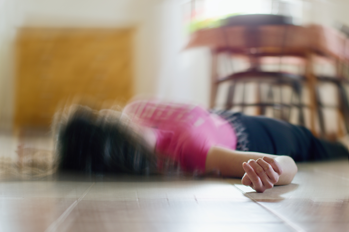 Frau, die zu Hause auf dem Boden liegt, Epilepsie, Bewusstlosigkeit, Ohnmacht, Schlaganfall, Unfall oder andere gesundheitliche Probleme, Gesundheitsversorgung und medizinisches Konzept