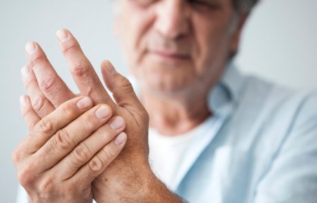 nivelrikko-sormissa-polvissa-nivelissä-sattuu